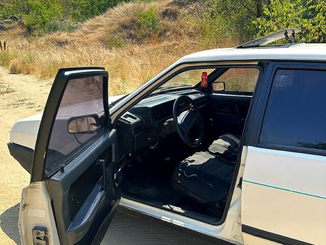 Белый ВАЗ 2109, объемом двигателя 1.5 л и пробегом 150 тыс. км за 1200 $, фото 5 на Automoto.ua