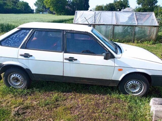 Белый ВАЗ 2109, объемом двигателя 1.5 л и пробегом 300 тыс. км за 400 $, фото 2 на Automoto.ua
