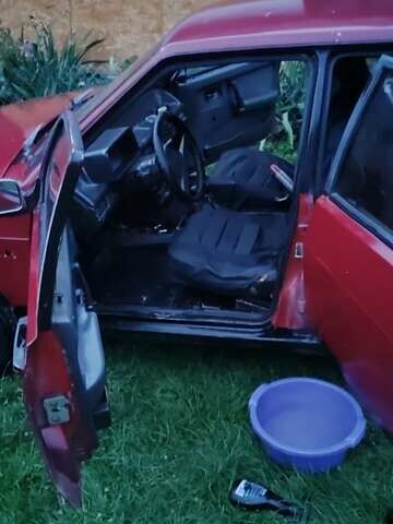 Красный ВАЗ 2109, объемом двигателя 1.5 л и пробегом 390 тыс. км за 700 $, фото 2 на Automoto.ua