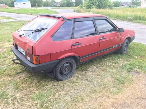 Красный ВАЗ 2109, объемом двигателя 1.5 л и пробегом 300 тыс. км за 700 $, фото 2 на Automoto.ua