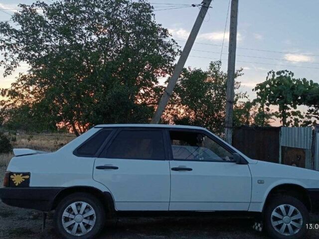 Белый ВАЗ 21099, объемом двигателя 1.5 л и пробегом 147 тыс. км за 1500 $, фото 2 на Automoto.ua