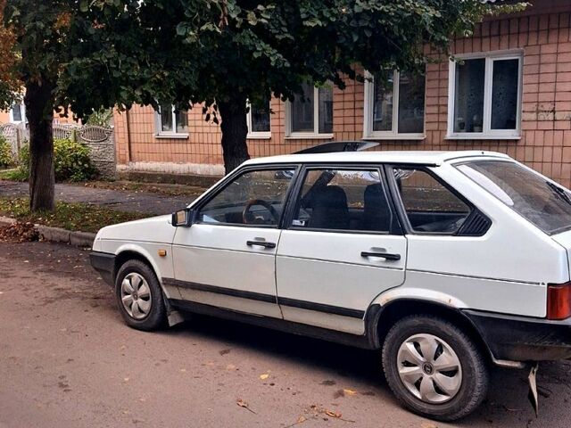 Белый ВАЗ 21099, объемом двигателя 1.3 л и пробегом 300 тыс. км за 1100 $, фото 2 на Automoto.ua
