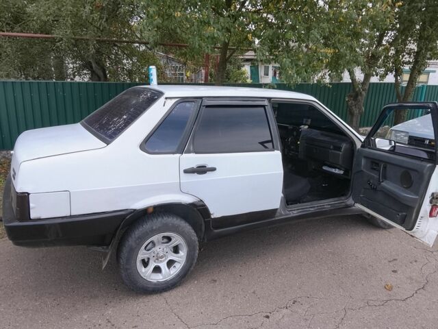 Белый ВАЗ 21099, объемом двигателя 1.5 л и пробегом 207 тыс. км за 1100 $, фото 2 на Automoto.ua