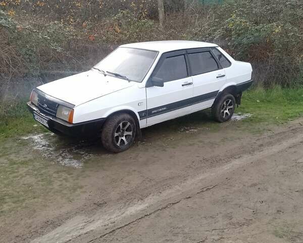 Белый ВАЗ 21099, объемом двигателя 1.5 л и пробегом 180 тыс. км за 1400 $, фото 2 на Automoto.ua