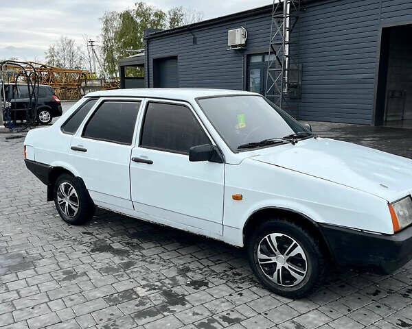 Белый ВАЗ 21099, объемом двигателя 1.45 л и пробегом 444 тыс. км за 650 $, фото 2 на Automoto.ua