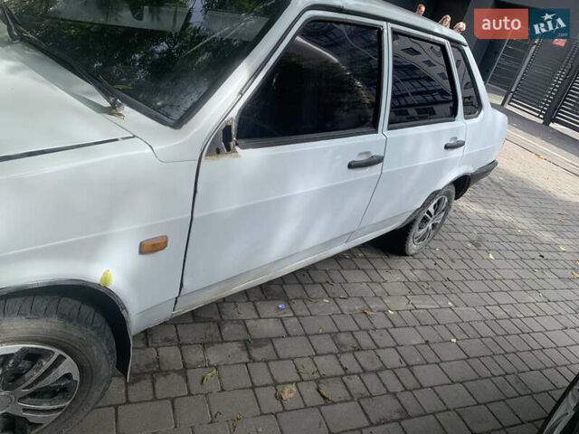 Белый ВАЗ 21099, объемом двигателя 1.45 л и пробегом 250 тыс. км за 700 $, фото 2 на Automoto.ua