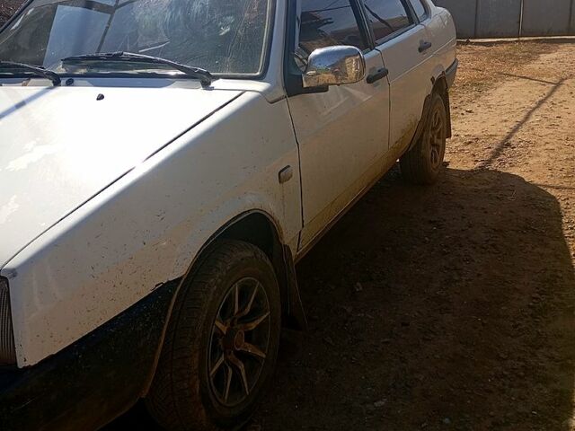 Белый ВАЗ 21099, объемом двигателя 1.5 л и пробегом 200 тыс. км за 1500 $, фото 3 на Automoto.ua