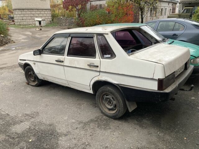 Белый ВАЗ 21099, объемом двигателя 1.5 л и пробегом 300 тыс. км за 400 $, фото 2 на Automoto.ua
