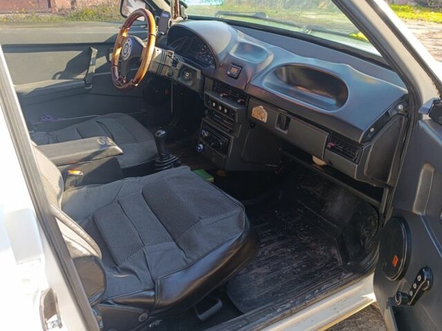 Белый ВАЗ 21099, объемом двигателя 0 л и пробегом 63 тыс. км за 2001 $, фото 2 на Automoto.ua