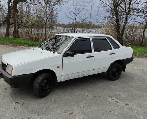 Белый ВАЗ 21099, объемом двигателя 1.5 л и пробегом 200 тыс. км за 1600 $, фото 2 на Automoto.ua
