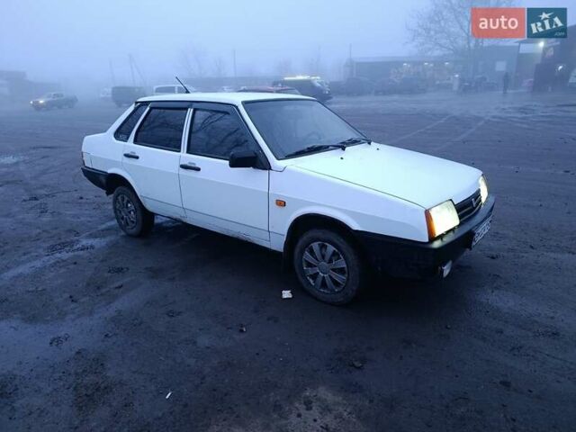 Белый ВАЗ 21099, объемом двигателя 1.5 л и пробегом 100 тыс. км за 1350 $, фото 2 на Automoto.ua
