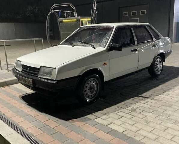 Белый ВАЗ 21099, объемом двигателя 1.5 л и пробегом 280 тыс. км за 1100 $, фото 2 на Automoto.ua