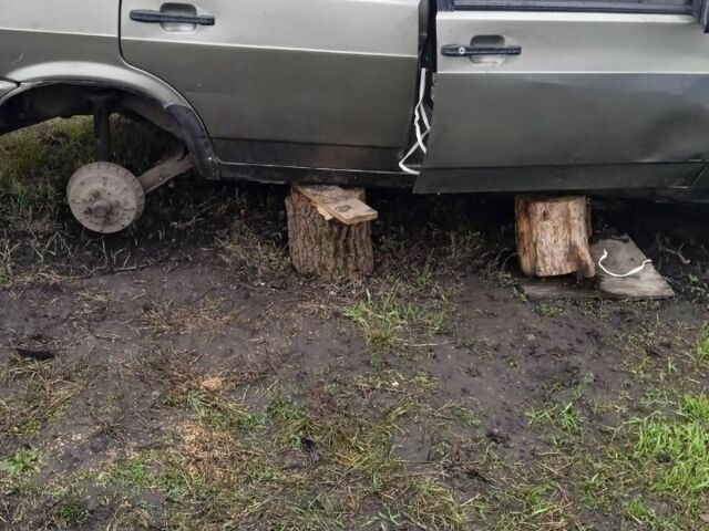 Серый ВАЗ 21099, объемом двигателя 1.5 л и пробегом 177 тыс. км за 400 $, фото 5 на Automoto.ua