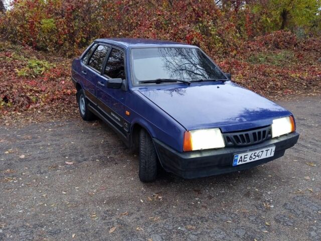 Синий ВАЗ 21099, объемом двигателя 1.5 л и пробегом 90 тыс. км за 808 $, фото 2 на Automoto.ua