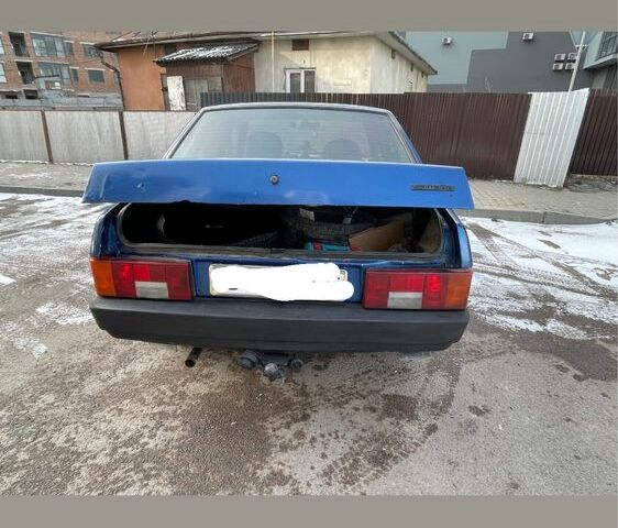 Синий ВАЗ 21099, объемом двигателя 1.5 л и пробегом 245 тыс. км за 1100 $, фото 2 на Automoto.ua