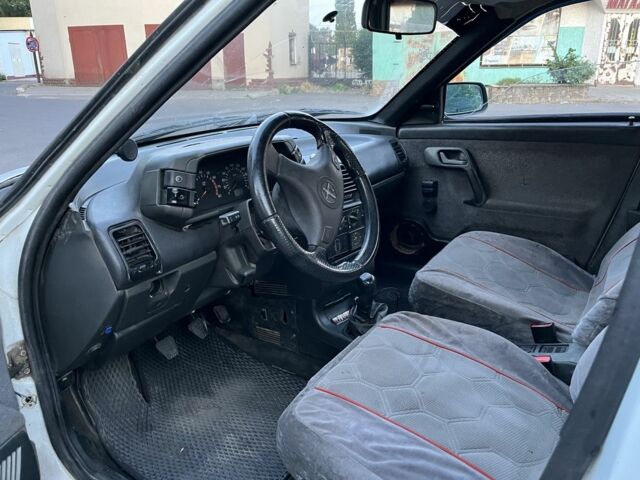 Белый ВАЗ 2110, объемом двигателя 1.5 л и пробегом 200 тыс. км за 900 $, фото 4 на Automoto.ua