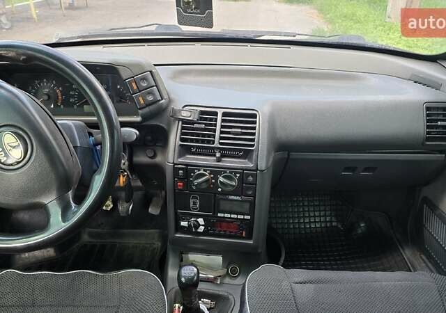 Чорний ВАЗ 2110, об'ємом двигуна 1.6 л та пробігом 348 тис. км за 2000 $, фото 1 на Automoto.ua