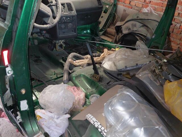 Зеленый ВАЗ 2110, объемом двигателя 1.5 л и пробегом 110 тыс. км за 2000 $, фото 2 на Automoto.ua