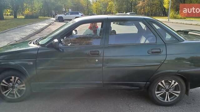 Зеленый ВАЗ 2110, объемом двигателя 1.5 л и пробегом 210 тыс. км за 2100 $, фото 2 на Automoto.ua