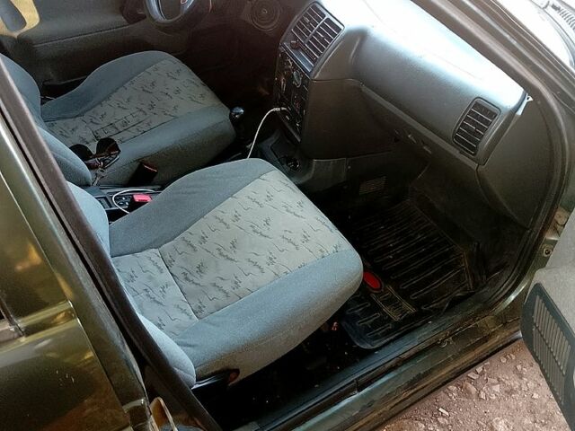 Зеленый ВАЗ 2110, объемом двигателя 1.6 л и пробегом 225 тыс. км за 1700 $, фото 2 на Automoto.ua