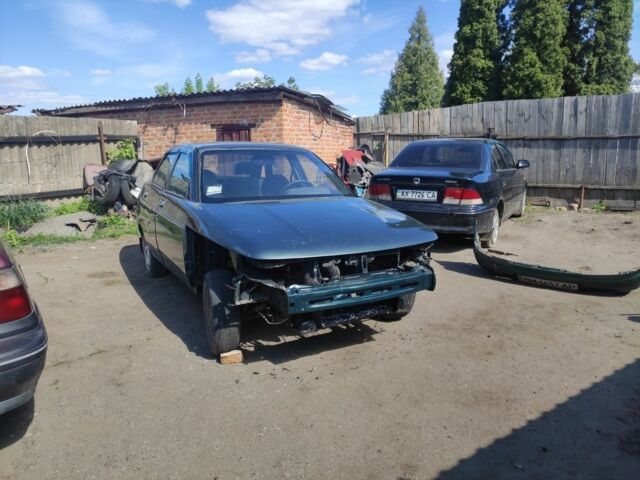 Зеленый ВАЗ 2110, объемом двигателя 1.6 л и пробегом 300 тыс. км за 638 $, фото 3 на Automoto.ua