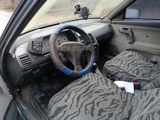 Зеленый ВАЗ 2110, объемом двигателя 1.6 л и пробегом 300 тыс. км за 1350 $, фото 4 на Automoto.ua