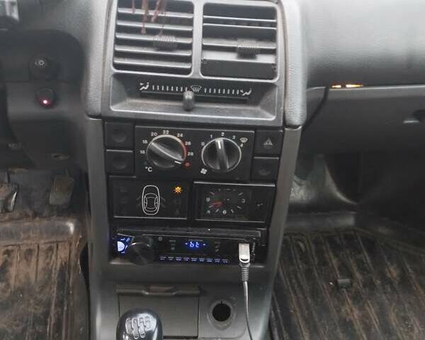 Черный ВАЗ 2111, объемом двигателя 1.6 л и пробегом 406 тыс. км за 850 $, фото 2 на Automoto.ua