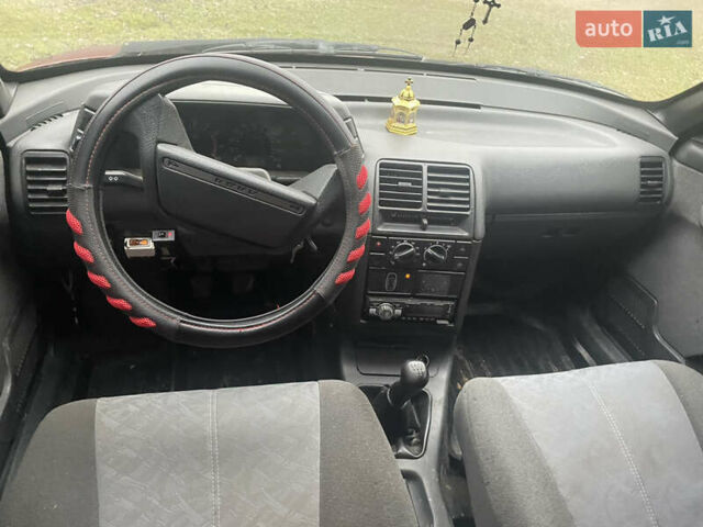 Красный ВАЗ 2111, объемом двигателя 1.5 л и пробегом 240 тыс. км за 1300 $, фото 11 на Automoto.ua