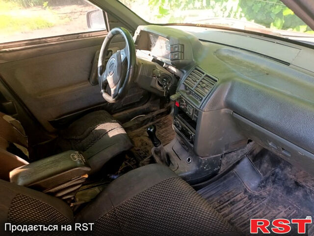 Красный ВАЗ 2111, объемом двигателя 1.6 л и пробегом 223 тыс. км за 750 $, фото 2 на Automoto.ua