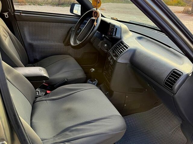 Серый ВАЗ 2111, объемом двигателя 1.5 л и пробегом 325 тыс. км за 1750 $, фото 5 на Automoto.ua