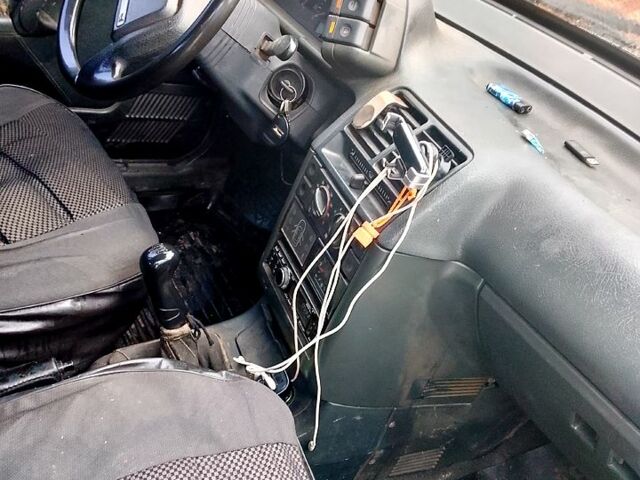 Серый ВАЗ 2111, объемом двигателя 1.6 л и пробегом 200 тыс. км за 1000 $, фото 4 на Automoto.ua