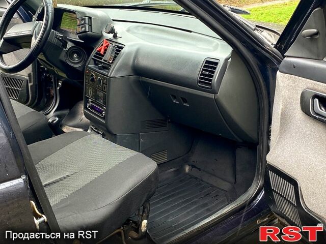 Черный ВАЗ 2112, объемом двигателя 16 л и пробегом 228 тыс. км за 2000 $, фото 4 на Automoto.ua