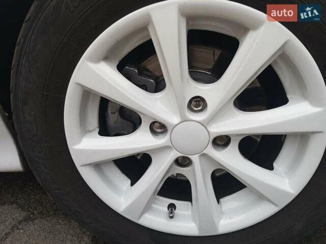 Белый ВАЗ 2113 Самара, объемом двигателя 1 л и пробегом 200 тыс. км за 2350 $, фото 5 на Automoto.ua