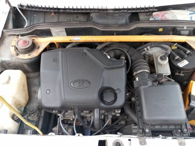 Білий ВАЗ 2113 Самара, об'ємом двигуна 1 л та пробігом 200 тис. км за 2350 $, фото 4 на Automoto.ua