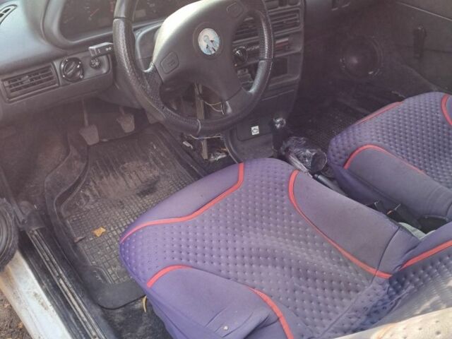 Белый ВАЗ 2113 Самара, объемом двигателя 1.6 л и пробегом 138 тыс. км за 1200 $, фото 4 на Automoto.ua