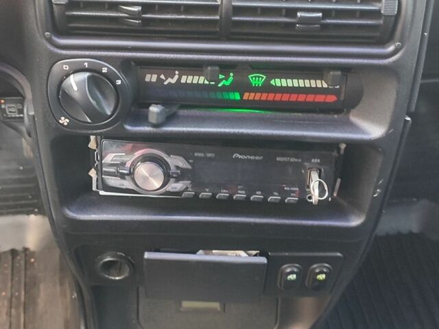 Черный ВАЗ 2113 Самара, объемом двигателя 1.6 л и пробегом 220 тыс. км за 1900 $, фото 10 на Automoto.ua