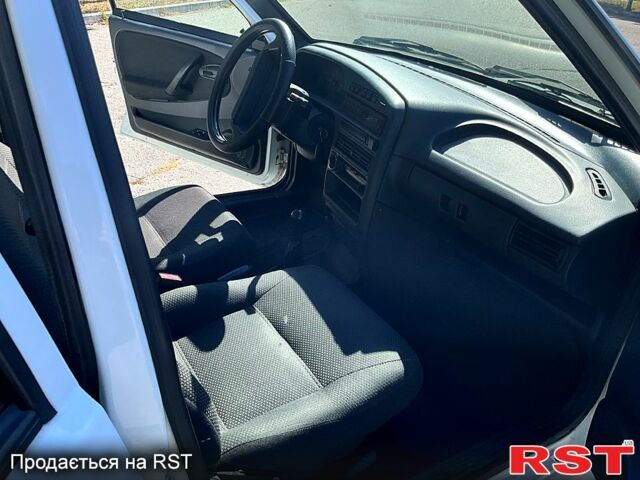 Белый ВАЗ 2115 Самара, объемом двигателя 1.6 л и пробегом 170 тыс. км за 3000 $, фото 4 на Automoto.ua