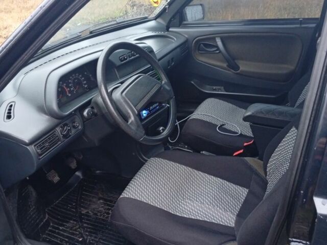 Черный ВАЗ 2115 Самара, объемом двигателя 1.5 л и пробегом 262 тыс. км за 2000 $, фото 7 на Automoto.ua