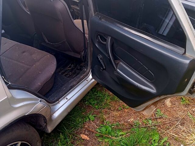 Серый ВАЗ 2115 Самара, объемом двигателя 1.5 л и пробегом 129 тыс. км за 800 $, фото 5 на Automoto.ua