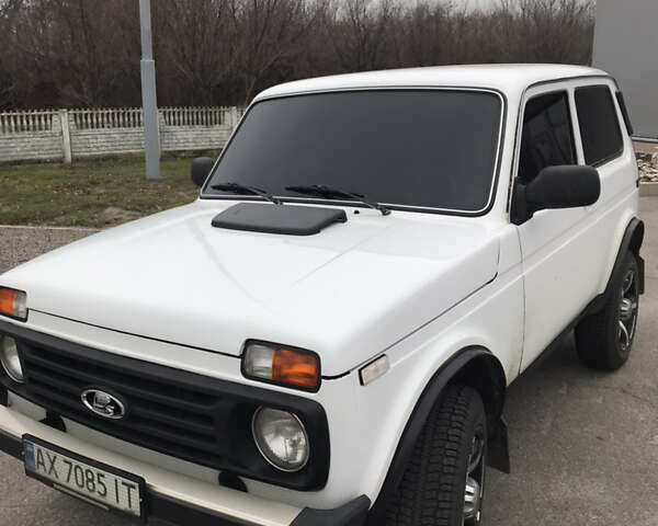 Белый ВАЗ 2121 Нива, объемом двигателя 1.6 л и пробегом 100 тыс. км за 3500 $, фото 1 на Automoto.ua