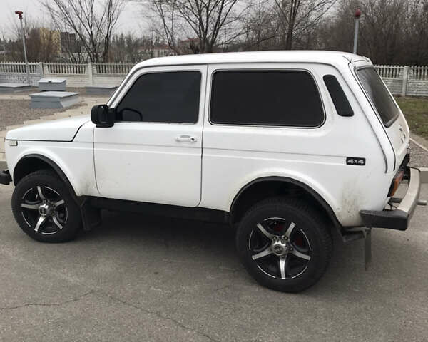 Белый ВАЗ 2121 Нива, объемом двигателя 1.6 л и пробегом 100 тыс. км за 3500 $, фото 2 на Automoto.ua