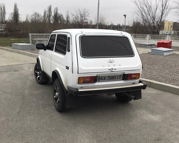 Белый ВАЗ 2121 Нива, объемом двигателя 1.6 л и пробегом 100 тыс. км за 3500 $, фото 3 на Automoto.ua