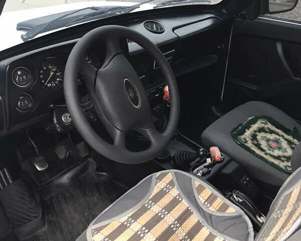 Белый ВАЗ 2121 Нива, объемом двигателя 1.6 л и пробегом 100 тыс. км за 3500 $, фото 5 на Automoto.ua