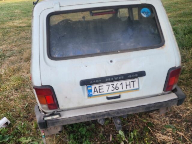 Белый ВАЗ 2121, объемом двигателя 1.6 л и пробегом 200 тыс. км за 947 $, фото 4 на Automoto.ua