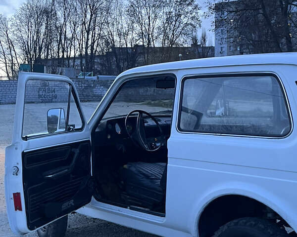 Белый ВАЗ 2121 Нива, объемом двигателя 1.5 л и пробегом 1 тыс. км за 2100 $, фото 4 на Automoto.ua