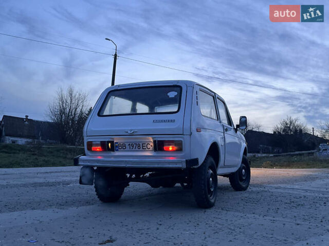 Белый ВАЗ 2121 Нива, объемом двигателя 1.5 л и пробегом 1 тыс. км за 2100 $, фото 2 на Automoto.ua