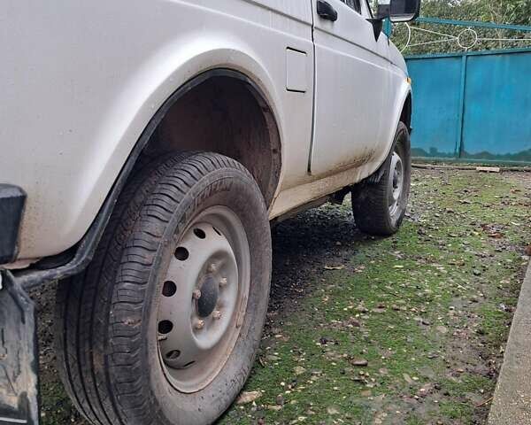 Білий ВАЗ 2121 Нива, об'ємом двигуна 1.6 л та пробігом 90 тис. км за 3500 $, фото 6 на Automoto.ua