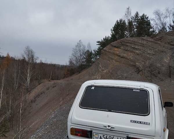 Белый ВАЗ 2121 Нива, объемом двигателя 1.6 л и пробегом 75 тыс. км за 2400 $, фото 5 на Automoto.ua