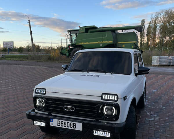 Белый ВАЗ 2121 Нива, объемом двигателя 1.57 л и пробегом 97 тыс. км за 4000 $, фото 2 на Automoto.ua