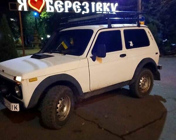Белый ВАЗ 2121 Нива, объемом двигателя 1.6 л и пробегом 200 тыс. км за 1800 $, фото 2 на Automoto.ua